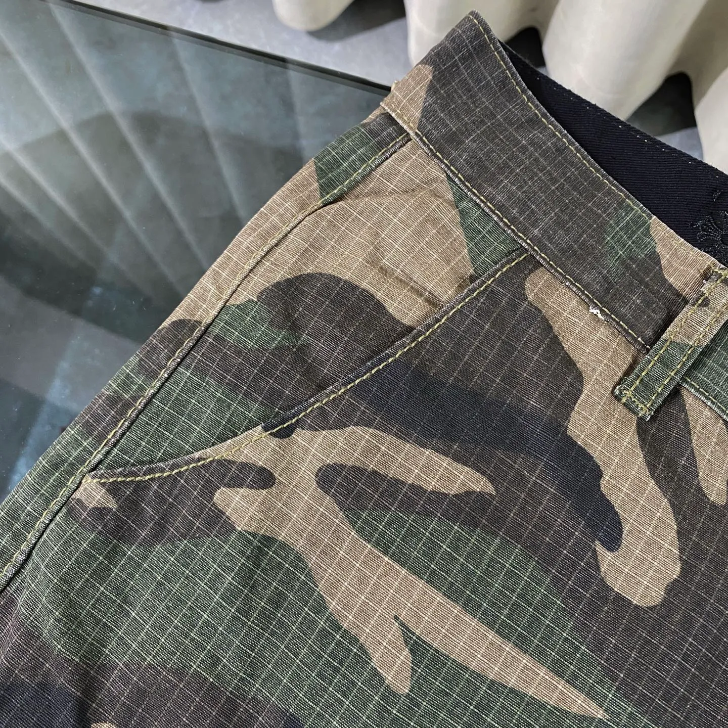 P280 CH Chromehearts camouflage work jeans, priced at 34W level, patchwork cross pattern embellishment, washed jeans! ! An absolutely high-end luxury product, a 1.9W-level god-level single product, a super popular product, made by top heavy industry, a magic weapon that cannot be missed! [About Zangyin] This is an extremely luxurious fashion brand that can also be called the aristocracy of the high street. It has always been an exclusive brand for some hipsters or rich second generations. Compared with ordinary high streets, it is more luxurious and noble. Compared with luxury brands, it is more fashionable and individual. It has always been a brand that I have a special liking for. [Top heavy industry fashion design] Consistently high-street luxury style. Speaking of this style, the Zangyin family and GU family are definitely the leading representative brands. Especially the Zangyin family has really achieved a state-of-the-art effect in creating high-street style. The unique washed material is used to create this style. The color system is already quite eye-catching. After it is decorated with patchwork cross flowers, it cleverly highlights the charm of the brand. Secondly, this style uses classic The high-waist cutting design highlights the long legs and fashionable temperament of the upper body. The brand is highly recognizable and the slim fit configuration is more suitable for daily wear. It is a product that interprets personality, fashion, and specifications at a glance. This single product is enough to make any fan excited. It can be a white T-shirt for a youthful college style, or a tight suspender for a royal style. It has strong matching ability and can be easily controlled by men.  [Materials and craftsmanship] Needless to say, this point goes without saying. As an excellent craftsman brand, Zangyin’s requirements for details and craftsmanship are really perfect. The washed color of this model has gone through so many processes, not to mention the embellishment of denim appliques. It is also purely hand-made and sewn. Just like what they believe in, only hand-made things have soul and have the meaning of wear. A top-notch heavy-duty fashionable denim item, I look forward to your perfect interpretation! !  Color: Camouflage Size: 28-36